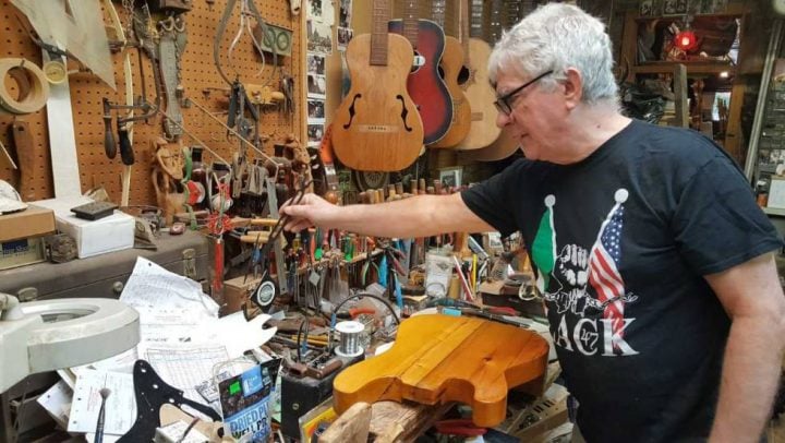 El luthier Rick Kelly en su taller.