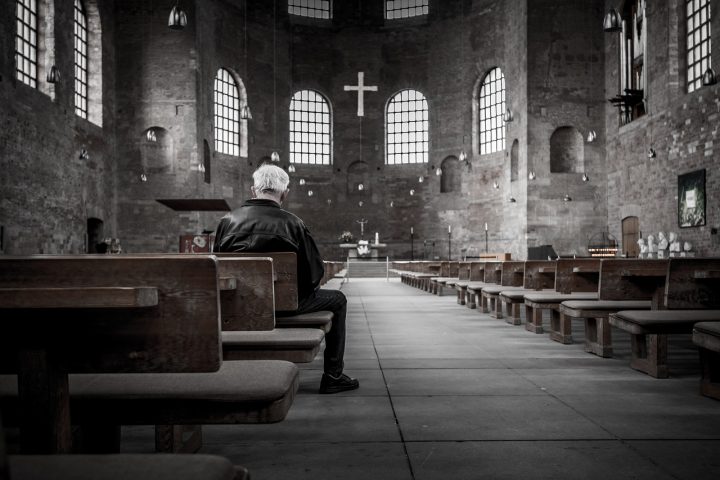 Imagen de un hombre con canas en una iglesia. Referencial a los casos de pederastia en la iglesia en Bolivia.