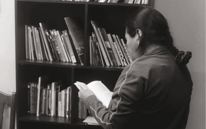 Una de las participantes de LIBRERAS visita la biblioteca armada por el proyecto.