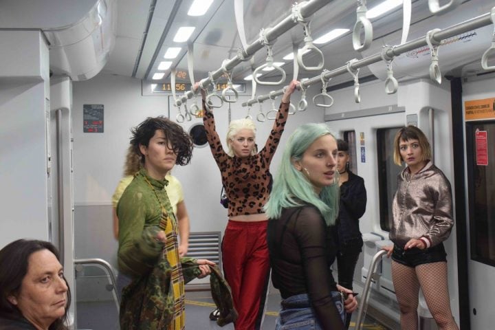 Un grupo de mujeres jóvenes en el servicio de transporte público de Valparaíso, Chile, en la película Ema de Pablo Larraín.
