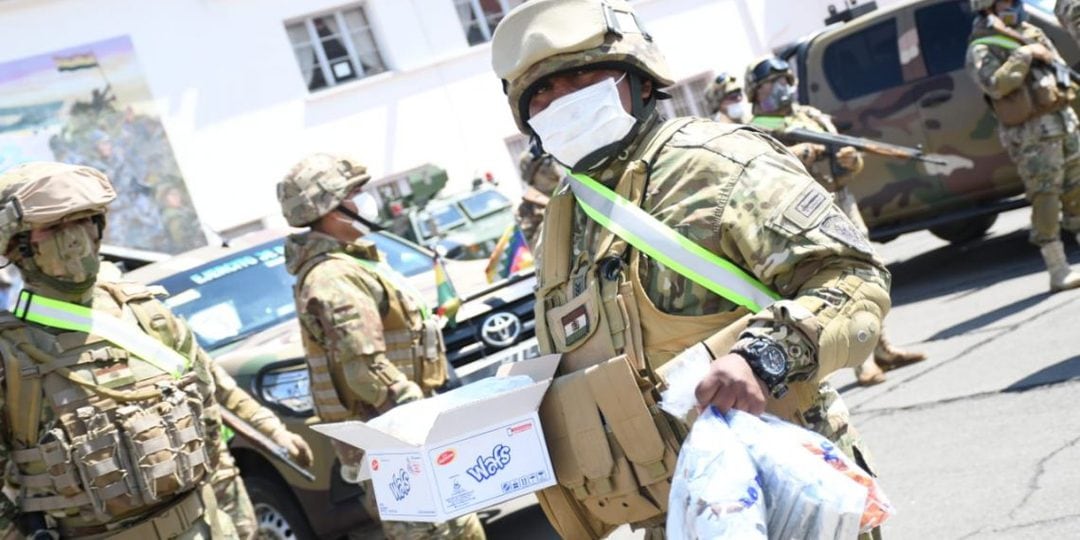 Un militar en La Paz recibe las raciones para su alimentación. Foto; AMN