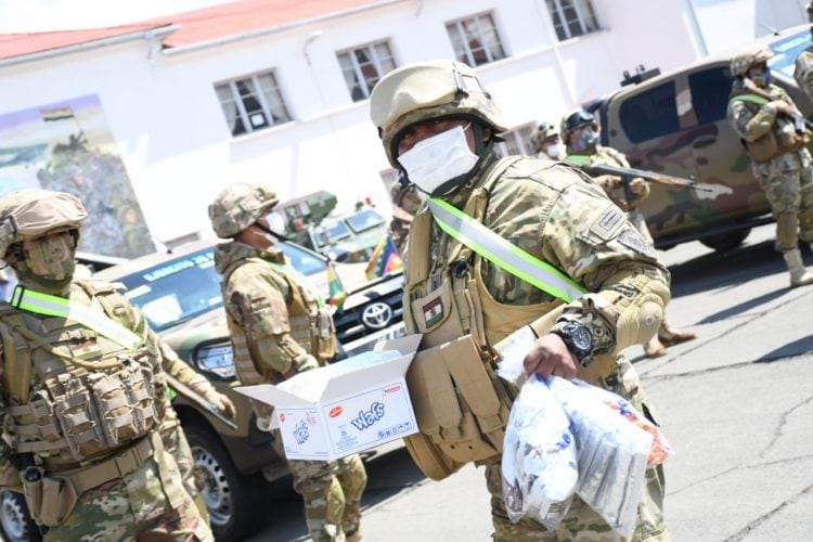 Un militar en La Paz recibe las raciones para su alimentación. Foto; AMN