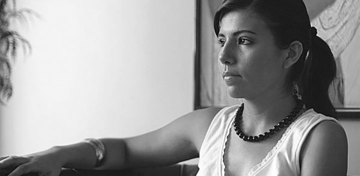 La poeta Emma Villazón durante una sesión fotográfica. Foto: El Deber, vía Las Críticas