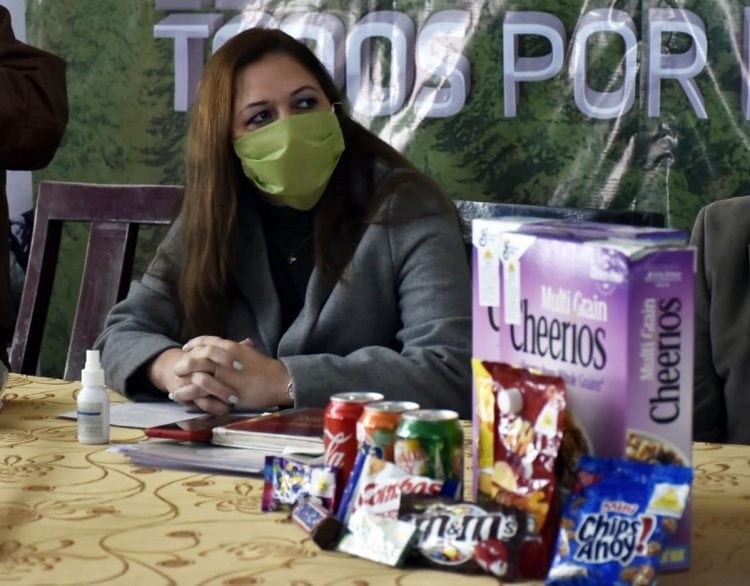 La ministra Capobianco junto a productos de comida chatarra con componentes transgénicos. Foto: Vía La Razón