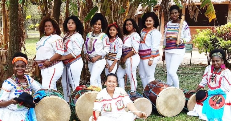 El primer grupo de "saya afrofemenina" de Bolivia. Foto: Carola Angola