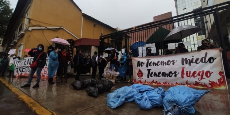 Intervención feminista en puertas del Palacio de Justicia de Cochabamba. Foto: Muy Waso