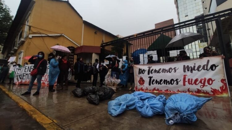 Intervención feminista en puertas del Palacio de Justicia de Cochabamba. Foto: Muy Waso