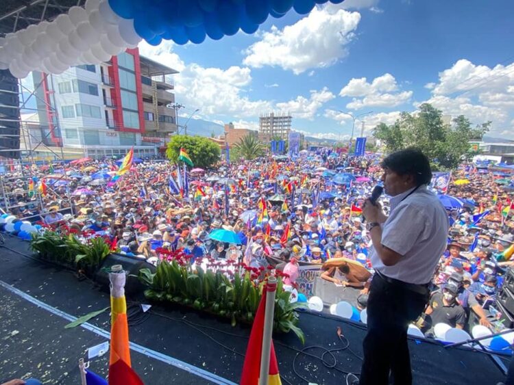 Evo Morales en una masiva concentración en Cochabamba en las semanas previas a la "tercera ola".