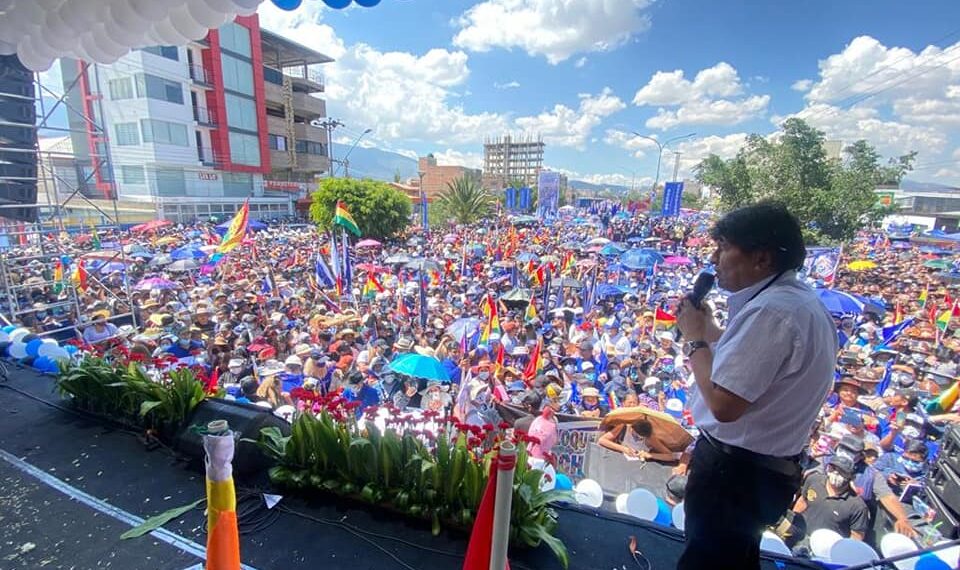 Evo Morales en una masiva concentración en Cochabamba en las semanas previas a la "tercera ola".