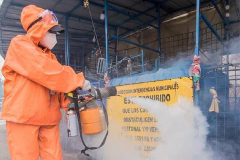 Funcionaria de la Alcaldía de Cochabamba expuesta a una labor de fumigación. Foto: GAMC