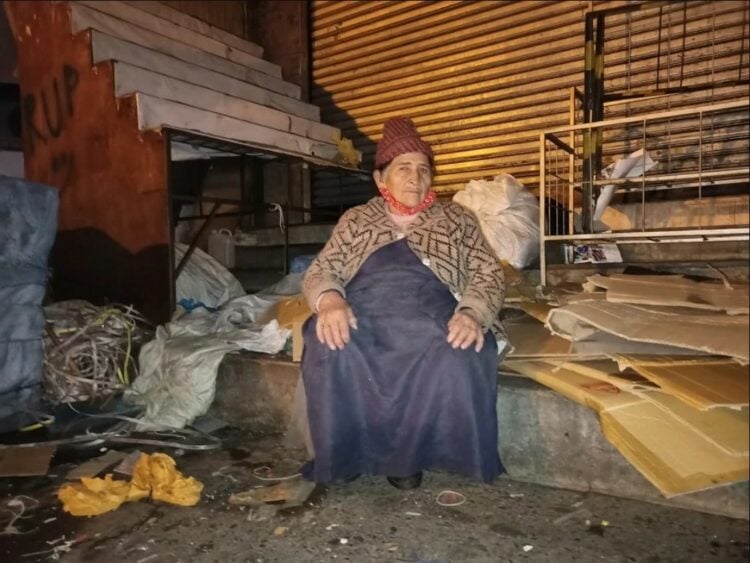 La recicladora Filomena Gonzáles descansa en su recorrido por la ciudad de La Paz. Foto: Esther Mamani