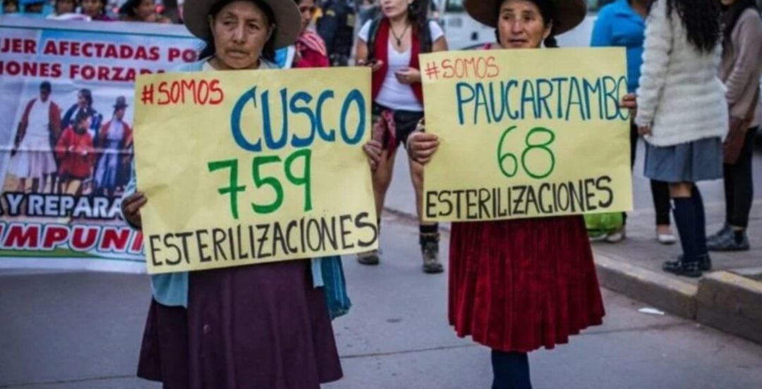 Mujeres  peruanas en una protesta por las esterilizaciones de manera forzadas | Foto: vía Nodal