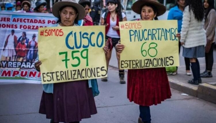 Mujeres  peruanas en una protesta por las esterilizaciones de manera forzadas | Foto: vía Nodal