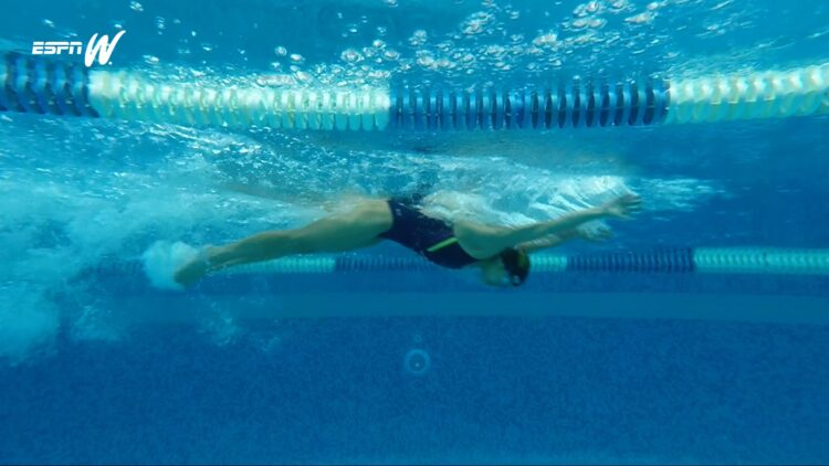 La nadadora Karen Tórrez en una piscina en La Paz. Foto: ESPN Women