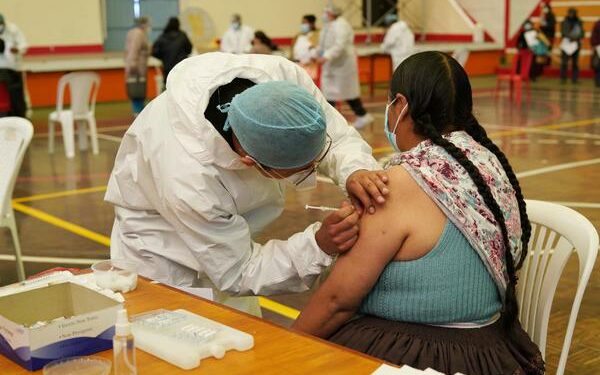 Una mujer es vacunada en uno de los puntos de vacunación en La Paz. Foto: Jorge Mamani/ABI