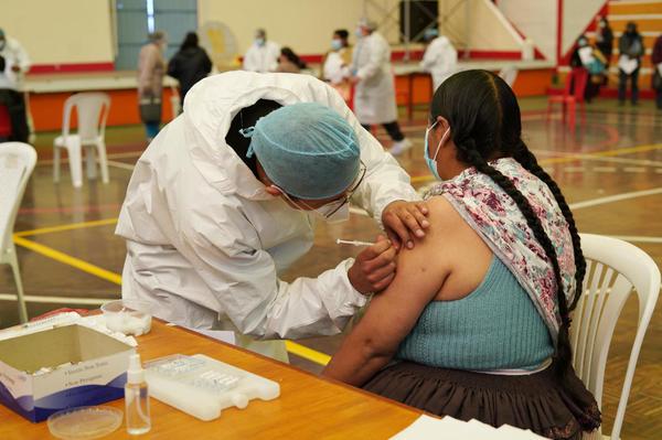 Una mujer es vacunada en uno de los puntos de vacunación en La Paz. Foto: Jorge Mamani/ABI