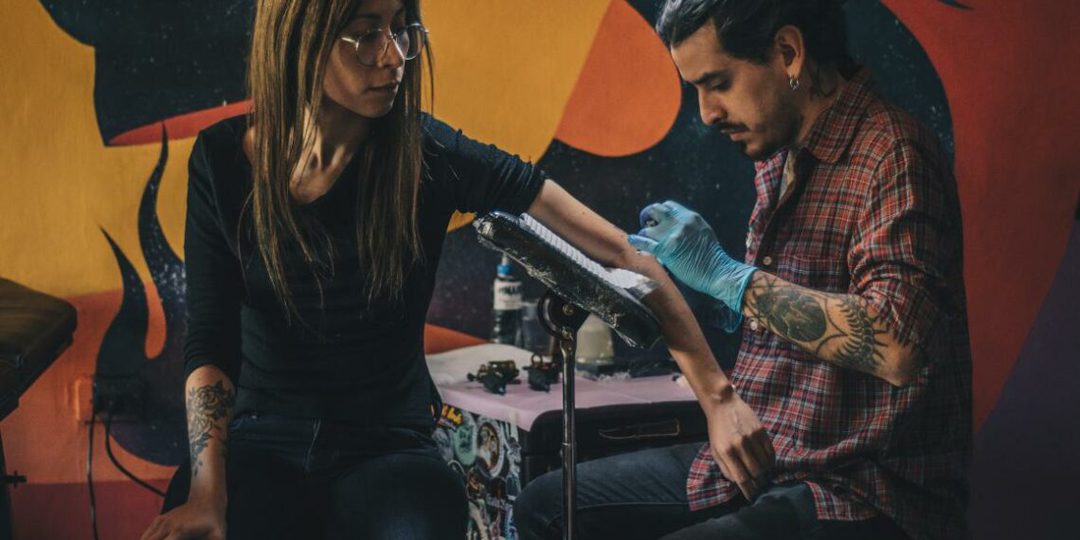 Hassam Rabaj realizando un tatuaje en Mano en Llamas | Foto: Alejandra Sánchez y Milton Sosa
