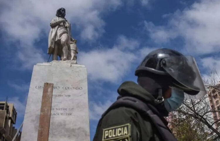 Un policía vigila el monumento a Colón luego de la toma en contra del genocidio colonial. Foto: AMN