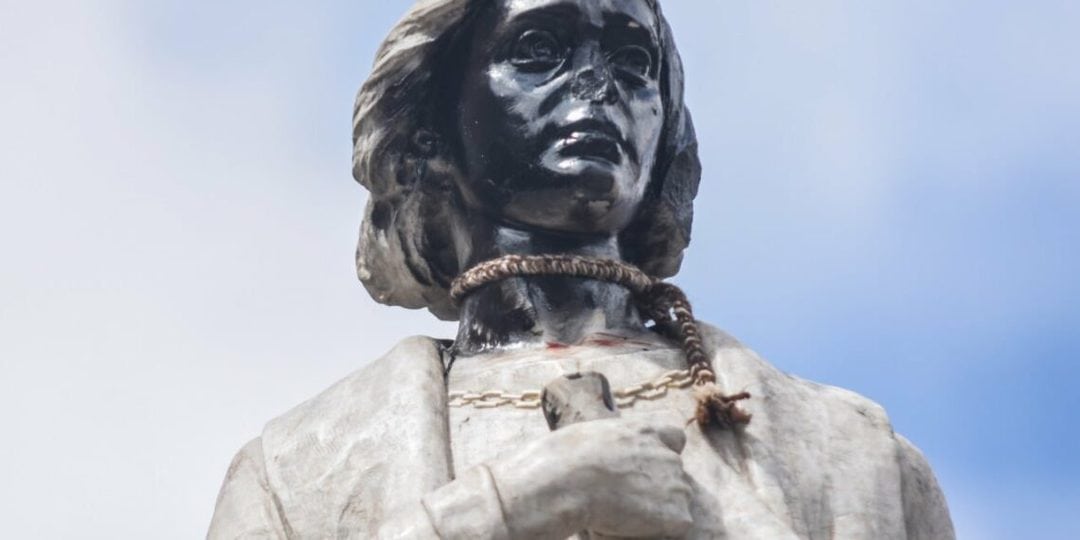 Detalle de la intervención iconoclasta al monumento a Cristobal Colón en el Prado de La Paz. Foto: AMN