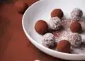 Postre vegano: trufas de maní y coco