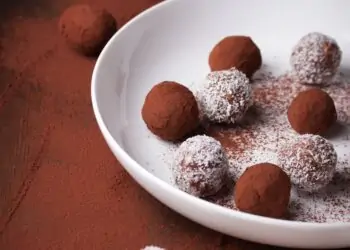 Postre vegano: trufas de maní y coco