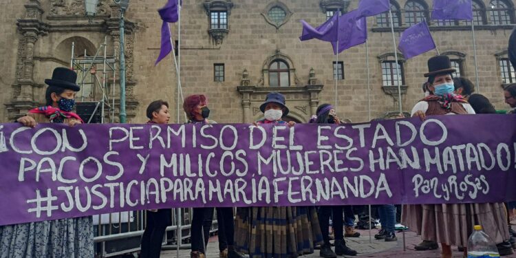 Marchistas con un cartel en la movilización por justicia en el caso de María Fernanda Paucara. Foto: Esther Mamani