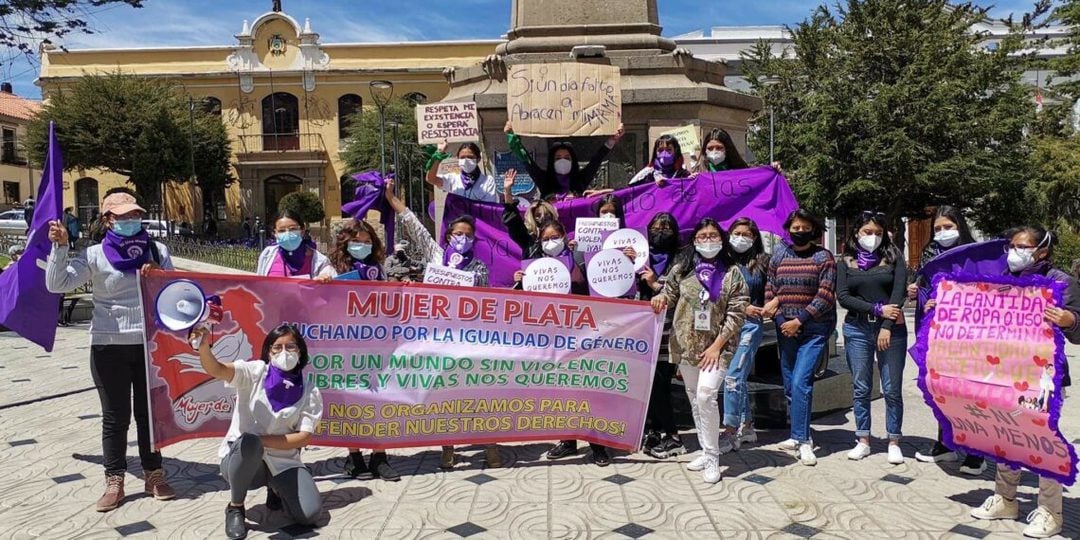 Integrantes de la colectiva Mujer de Plata durante la movilización por el 25N. Foto: Mujer de Plata
