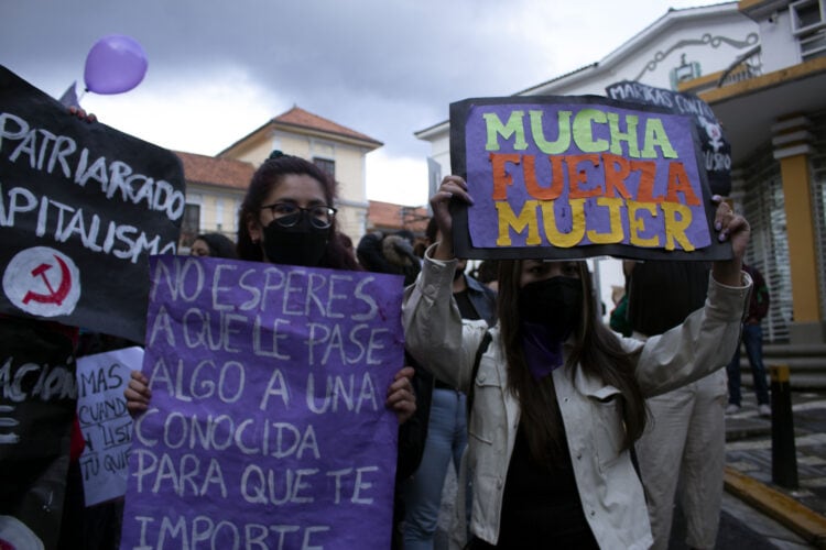 Mujeres sostienen carteles con consignas feministas durante la marcha por el 8M en la ciudad de La Paz.