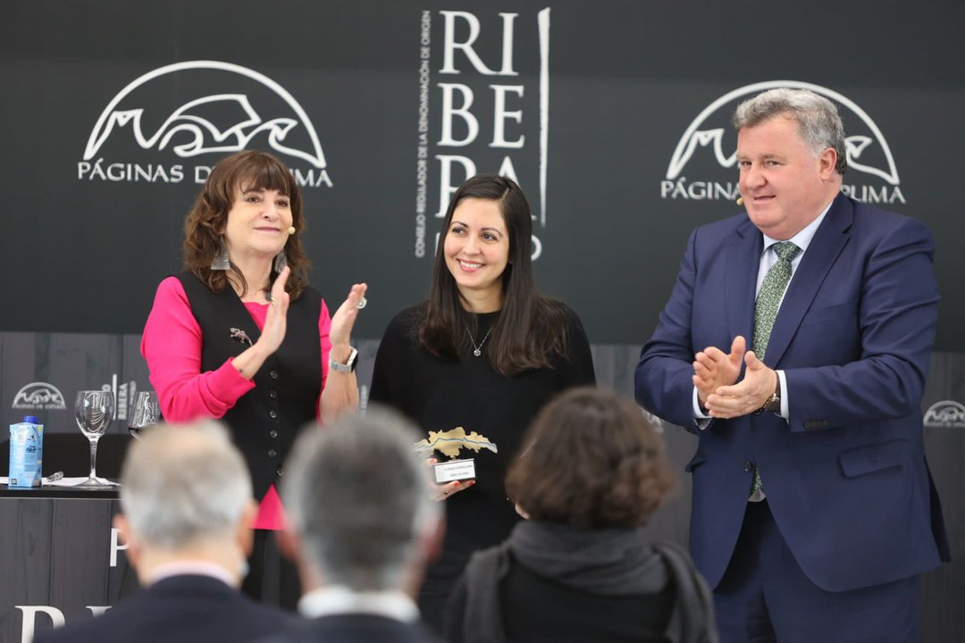 Liliana Colanzi, junto a Rosa Montero, sostiene el trofeo del premio literario Ribera del Duero