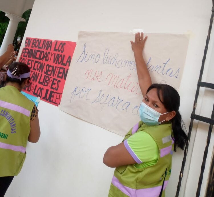 Pancartas feministas en Trinidad, Beni.