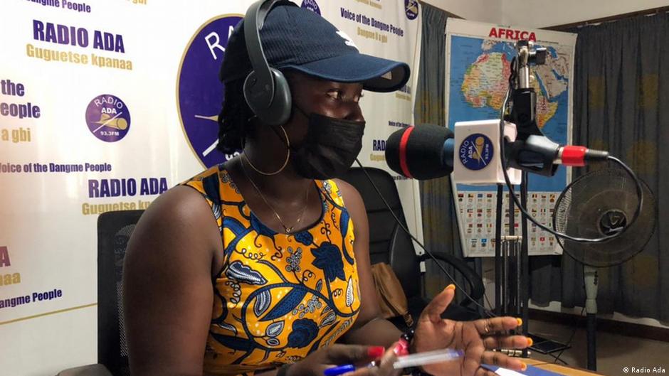 El estudio de Radio ADA en Ghana. Forman parte del proyecto Colmena de la DW Akademie.