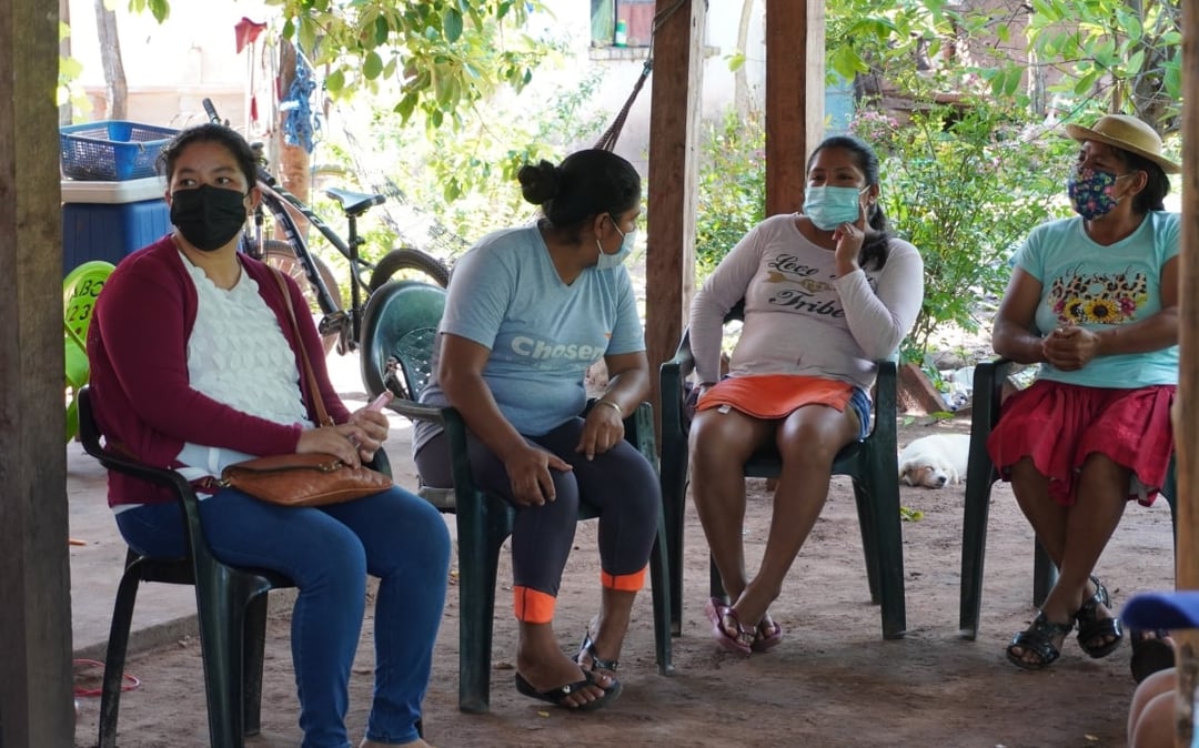 Mujeres de Puesto García conversan durante un taller de periodismo de la Revista Muy Waso. 