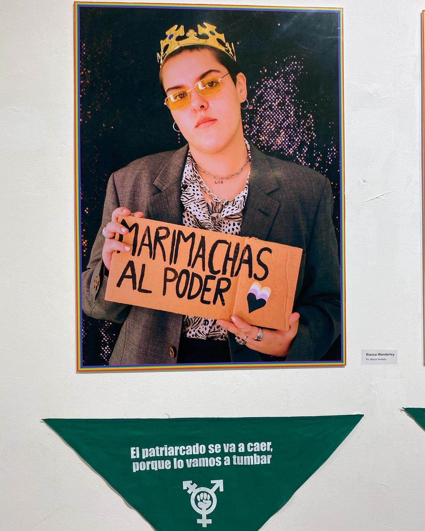 Retrato fotográfico de una mujer autodefinida como marimacha en la exposición por una Santa Cruz Diversa y Disidente denominada Revolución Orgullo