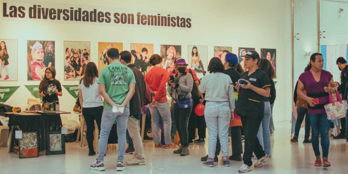 Exposición en el museo Altillo Beni en Santa Cruz de la Sierra con una buena cantidad de público.