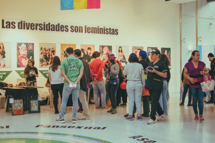 Exposición en el museo Altillo Beni en Santa Cruz de la Sierra con una buena cantidad de público.