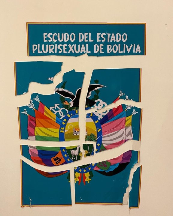 Obra artística de un escudo nacional LGBTIQ destruido por sectores conservadores