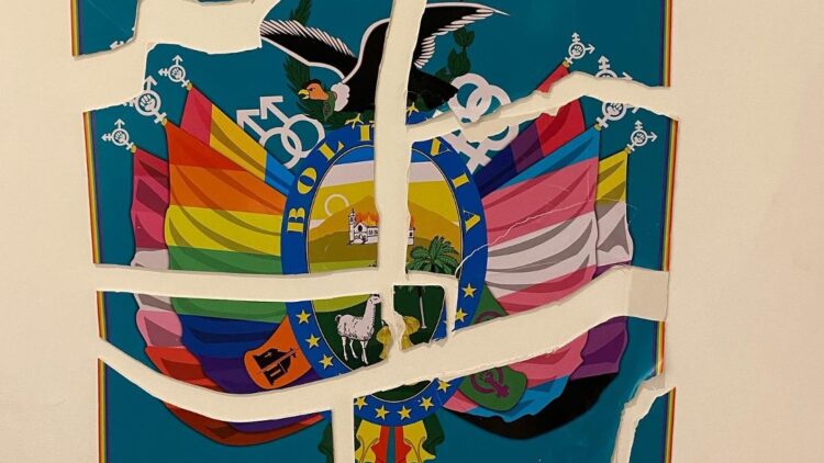 Detalle de un escudo boliviano con temáticas LGBTIQ, en una muestra de arte por una Santa Cruz diversa y disidente