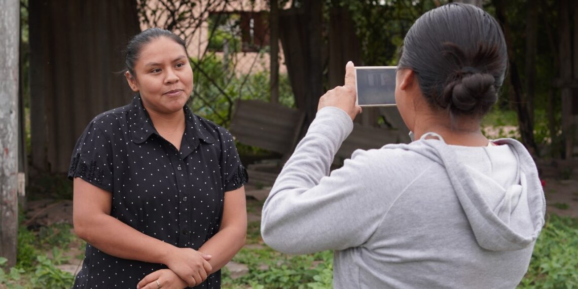 Mujeres de un centro NANUM en el Gran Chaco boliviano participan de un taller en periodismo medioambiental de la revista muy waso. Una de ellas filma a la otra con su celular.