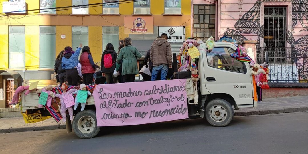 Madres beneficiarias protestan exigiendo billetera móvil para el subsidio prenatal y de lactancia.