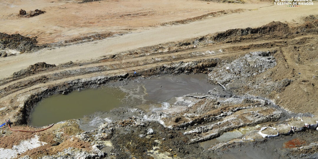 Agua en Potosí contaminada por la extracción de minerales. El líquido tiene un color turbio, parecido al concreto.