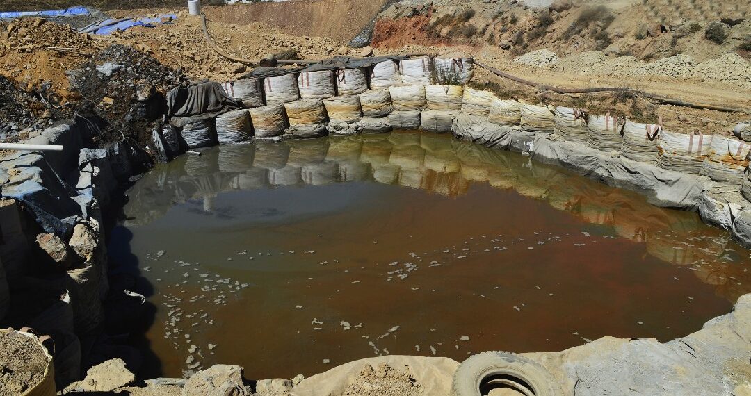 Parte de la precaria infraestructura del dique de colas colapsado en Agua Dulce. Foto: Foto: Secretaría de Medio Ambiente y Gestión de Riesgos de Chuquisaca
