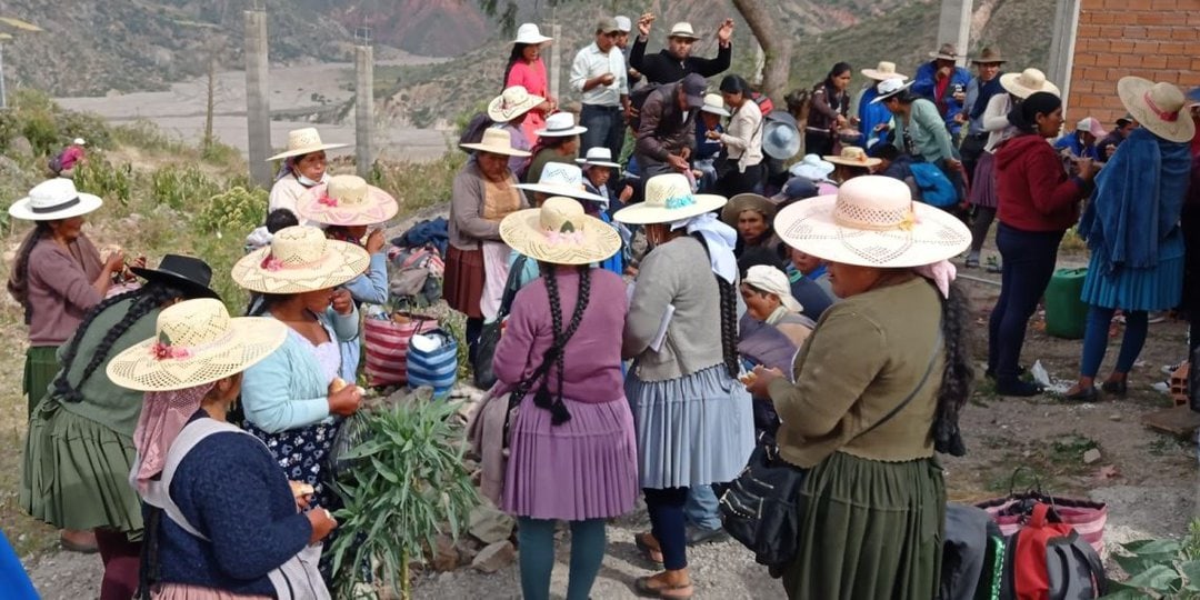 Bartolinas y bartolinos en una asamblea campesina en el Valle Alto de Cochabamba