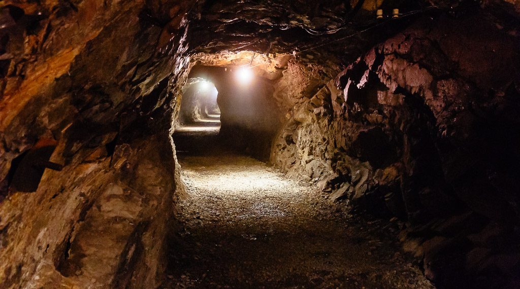 Interior de una mina iluminado con focos, como referencia al lugar donde habitaría el dios Huari