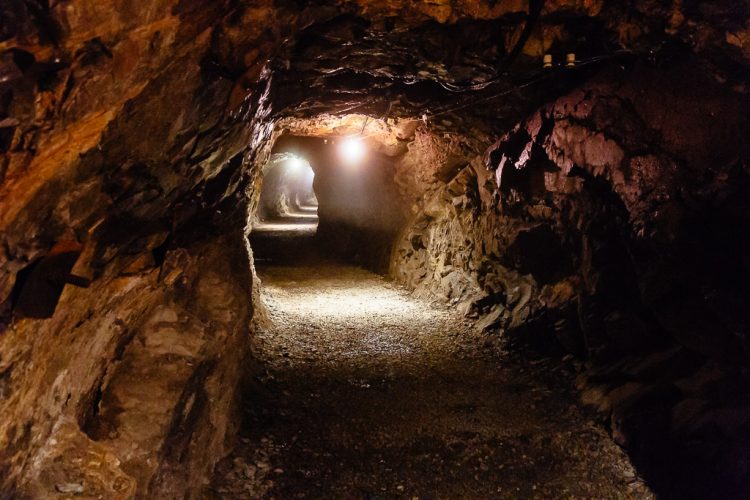 Interior de una mina iluminado con focos, como referencia al lugar donde habitaría el dios Huari