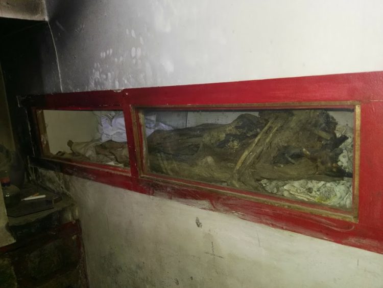 El cadáver momificado de Lorenza Durán, La "Durana" en una caja de vidrio