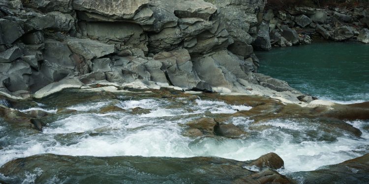 Orillas de un río con rocas como referencia al lugar de apación del mayaphaska