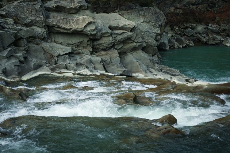 Orillas de un río con rocas como referencia al lugar de apación del mayaphaska