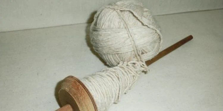 Imagen de una rueca, en referencia al Pushka/Qapu Feminista de Evelyn Callapino