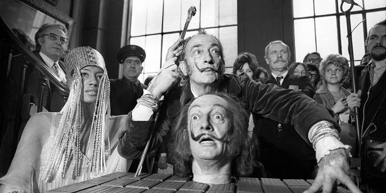 Las obras de Salvador Dalí llegarán a Bolivia. La fotografía es de una exposición del artista en 1971 en París.