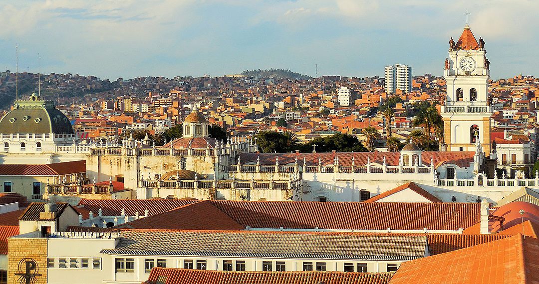 Vista panorámica de la ciudad de Sucre y sus características paredes blancas.